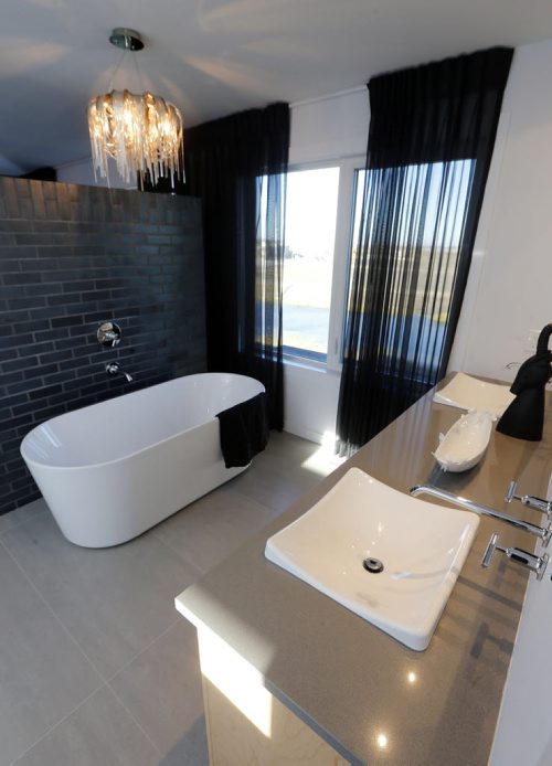 master bath . HOMES . 29 East Plains Dr. In Sage Creek  Oct. 21 2014 / KEN GIGLIOTTI / WINNIPEG FREE PRESS