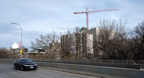 A construction crane stands above a condo being built on Assiniboine Avenue just east of the Donald Street bridge. 141026 - Monday, October 27, 2014 -  (MIKE DEAL / WINNIPEG FREE PRESS)