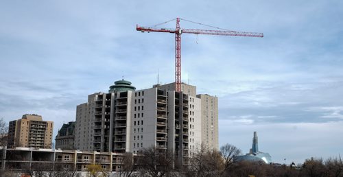 A construction crane stands above a condo being built on Assiniboine Avenue just east of the Donald Street bridge. 141026 - Monday, October 27, 2014 -  (MIKE DEAL / WINNIPEG FREE PRESS)