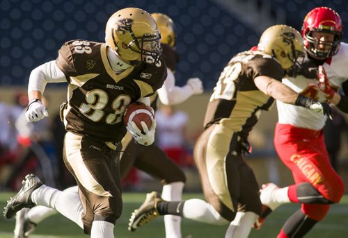 141101 Winnipeg - DAVID LIPNOWSKI / WINNIPEG FREE PRESS  The University of Manitoba Bisons Alex Christie runs the ball against the Calgary Dinos at Investors Group Field Saturday November 1, 2014. The Bisons beat the Dinos 50-31 which secures them a playoff spot.