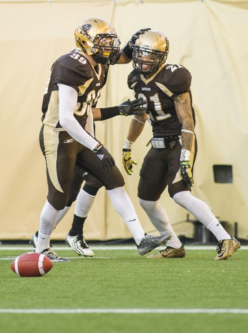 141101 Winnipeg - DAVID LIPNOWSKI / WINNIPEG FREE PRESS  The University of Manitoba Bisons celebrate Jordan Linnen's (#21)  touchdown against the Calgary Dinos at Investors Group Field Saturday November 1, 2014. The Bisons beat the Dinos 50-31 which secures them a playoff spot.