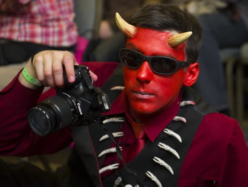 141101 Winnipeg - DAVID LIPNOWSKI / WINNIPEG FREE PRESS Ivan Rendulic dressed as the Devils Assistant takes photos and participated in the costume contest at C4 Central Canada Comic Con Saturday November 1, 2014 at RBC Convention Centre.