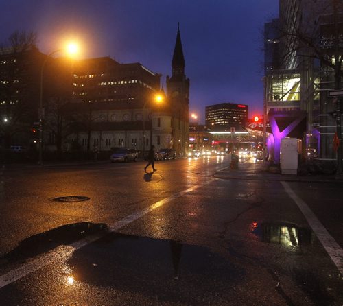 Rainy morning in downtown Winnipeg Friday but temperatures are to rise to 5C.  WAYNE GLOWACKI / WINNIPEG FREE PRESS) Nov.7 2014