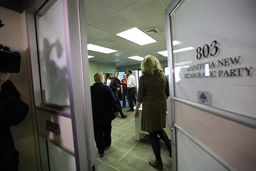 Door closes to the door of the NDP head office on Portage Ave. Saturday morning during executive meeting.  See Larry Kusch story.  Nov 8,  2014 Ruth Bonneville / Winnipeg Free Press