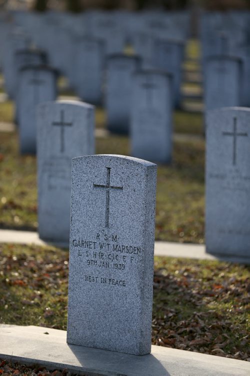 The veterans area at Brookside Cemetary, Saturday, November 8, 2014. (TREVOR HAGAN/WINNIPEG FREE PRESS)