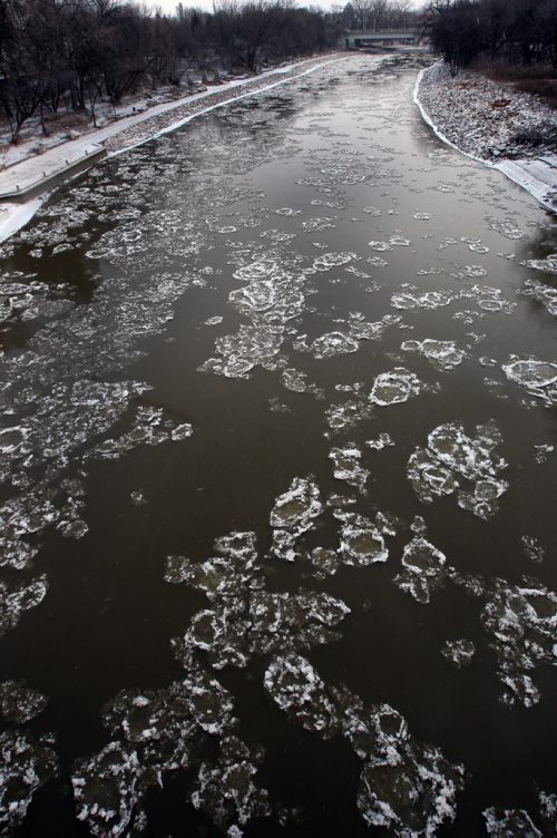 Frazil ice developing on the Assiniboine River as seen from the Midtown Bridge on Wednesday morning- Standup Photo Nov 12, 2014   (JOE BRYKSA / WINNIPEG FREE PRESS)