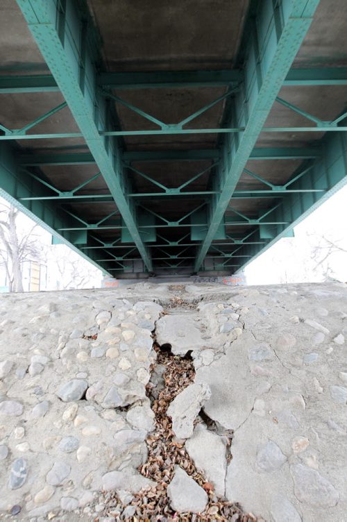 Donald Street bridge. North side. Area where serious attack on woman last week. BORIS MINKEVICH / WINNIPEG FREE PRESS November 12, 2014