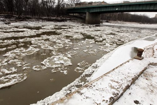 Donald Street bridge. North side. Area where serious attack on woman last week. BORIS MINKEVICH / WINNIPEG FREE PRESS November 12, 2014