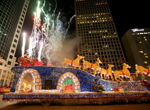 Santa Claus Parade, Saturday, November 15, 2014. (TREVOR HAGAN/WINNIPEG FREE PRESS)