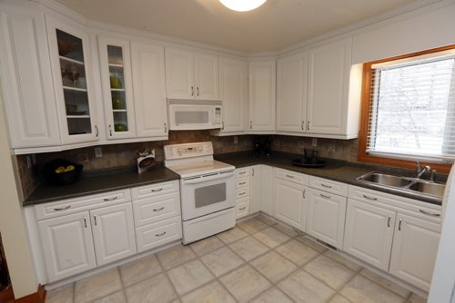 kitchen .RESALE HOMES - 129 East Gate 129 East Gate in Wolseley / Armstrong Point . realtor Eric Neumann . Story by ToddÄ®Lewys . NOV. 19 2014 / KEN GIGLIOTTI / WINNIPEG FREE PRESS