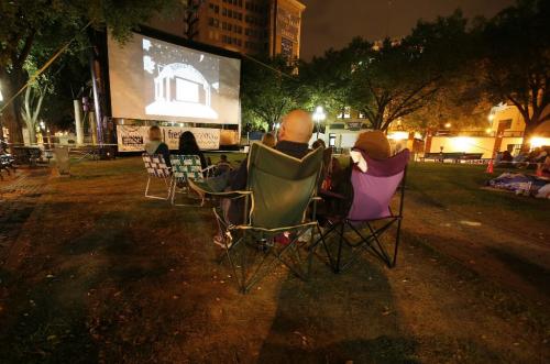 John Woods / Winnipeg Free Press / August 23/07- 070823  - People attend movies at Market Square August 23/07.