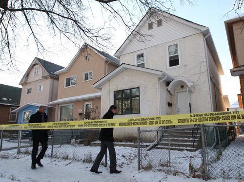 Detectives arrive at a rooming house at 500 Victor St Friday afternoon- Breaking News Nov 21, 2014   (JOE BRYKSA / WINNIPEG FREE PRESS)