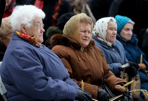 Survivors of the Ukrainian Holomodor at a service in front of City Hall, Saturday, November 22, 2014. (TREVOR HAGAN/WINNIPEG FREE PRESS)