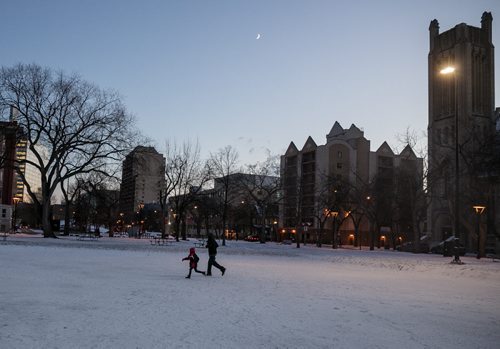 People rush across Central Park in -21C in Winnipeg as the sun set on a cold Wednesday. 141126 - Wednesday, November 26, 2014 - (Melissa Tait / Winnipeg Free Press)