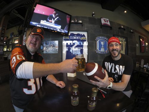 Doug Speirs and Buck Pierce talk about the Grey Cup game at DannyÄôs BBQ Smokehouse & BuckÄôs Sports Lounge. November 28, 2014  (Tyler Walsh / Winnipeg Free press)