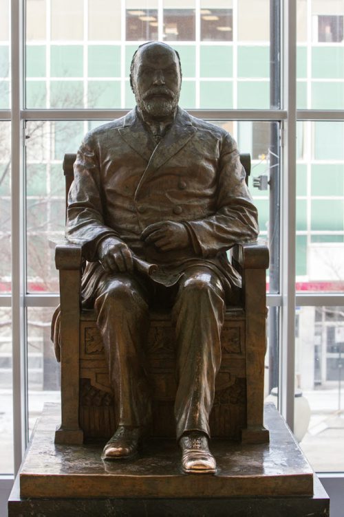 The Timothy Eaton statue at the MTS Centre. 141201 - Monday, December 01, 2014 -  (MIKE DEAL / WINNIPEG FREE PRESS)