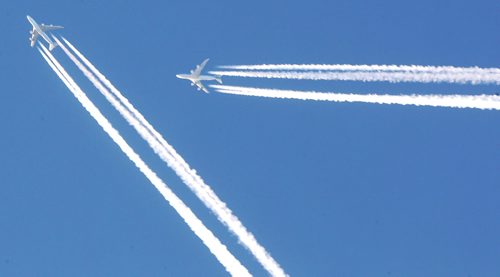 Two high travelling jet liners appear to be on a near miss as they pass each other at different altitudes Monday afternoon over Winnipeg-   Standup photo  Dec 08, 2014   (JOE BRYKSA / WINNIPEG FREE PRESS)