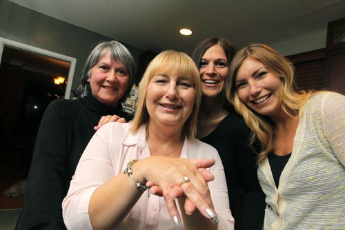 LOCAL - found ring story - Shirley Snyder, Sharon Hill, Jill Krahn, and Jamie Hill pose for a photo with Sharon's long lost ring. BORIS MINKEVICH / WINNIPEG FREE PRESS December 9, 2014