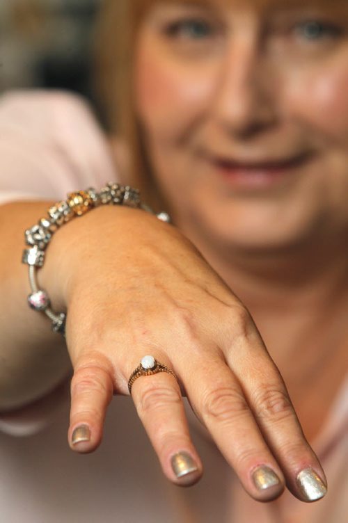 LOCAL - found ring story - Sharon Hill with her long lost ring. BORIS MINKEVICH / WINNIPEG FREE PRESS December 9, 2014