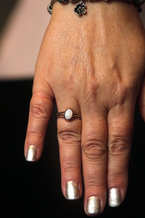 LOCAL - found ring story - Sharon Hill with her long lost ring. BORIS MINKEVICH / WINNIPEG FREE PRESS December 9, 2014