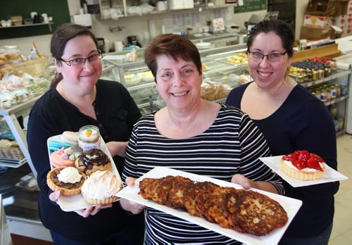 ENT Restaurant Review - Desserts Plus Barbara Reiss (centre) with her daughters Pam (left) and Lisa (right).   Dec 10,  2014 Ruth Bonneville / Winnipeg Free Press