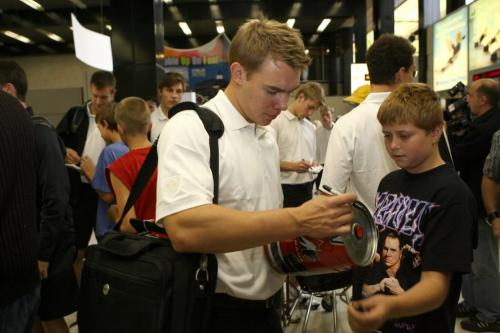 WINNIPEG, Man.: SEPTEMBER 3, 2007 - Team Canada Defence player Logan Pyett signs autograph for ten year old Tayler Becker at the Winnipeg airport after arriving with his teammates Monday Sept. 3, 2007. Canada's junior hockey team resumes it's Super Series against Russia Sept. 4.   Ruth Bonneville/Winnipeg Free Press