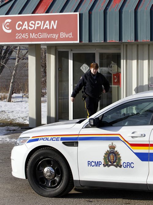 Members of the RCMP return to Caspian on McGillivray Blvd.  Thursday morning. Wayne Glowacki / Winnipeg Free Press Dec.18 2014