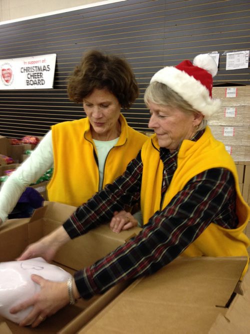 Sisters Mary Anne Bracken and Caroline Josephson pack a hamper - Christmas Cheer Board - December 18, 2014  Alexandra Paul / Winnipeg Free Press