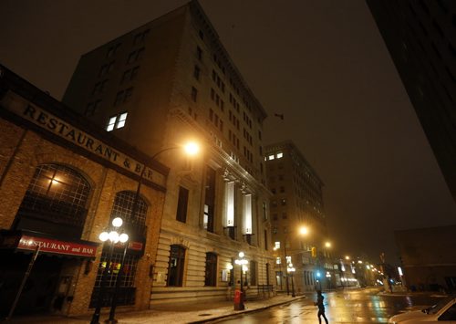 Stdup Weather -Wet Damp foggy conditions with high of zero for Monday , as seen at Lombard  Ave . at Main St.  Dec. 22 2014 / KEN GIGLIOTTI / WINNIPEG FREE PRESS