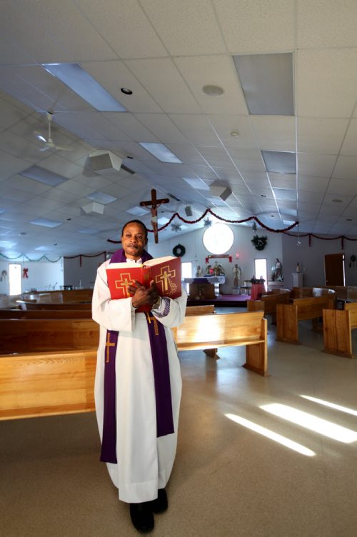 Parish Priest Malacy Ekezie of  St. Alexander Parish church in Sagkeeng First Nation.   Dec 19,  2014 Ruth Bonneville / Winnipeg Free Press