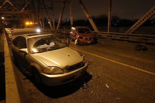 LOCAL .Two vehicle MVC closed the Louise Bridge around 6:30am Wed. Morning , two heavily front end damaged cars blocked the bridge . Police say there were no serious injuries , airbags were deployed. . Tow trucks are clearing the damage  Dec. 24 2014 / KEN GIGLIOTTI / WINNIPEG FREE PRESS