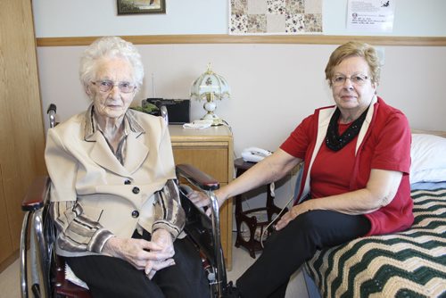 Monica Johnson, right, ,visits her mother, Monica Sigurdson, 97, at the Fisher Branch Personal Care Home. The facility has adopted the Ches Nous model in long-term care.¤ For Bill Redekop story. Dec. 23, 2014   BILL REDEKOP / WINNIPEG FREE PRESS