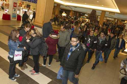 Shoppers crowd the hallways at Polo Park Mall in Winnipeg on Boxing Day. Dec. 26, 2014. Jesse Winter / WInnipeg Free Press