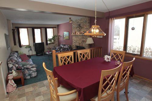 Homes. The house at 151 Woodhaven Boulevard, the realtor is Blair Sonnichsen. Eating area in kitchen. Todd Lewys story  Wayne Glowacki / Winnipeg Free Press Dec.29 2014