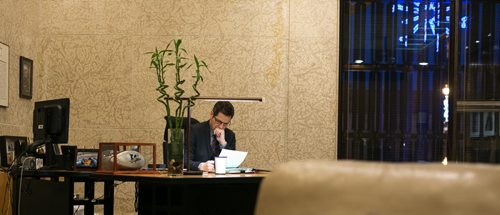 5:02:48 PM After Bowman and his staff discuss a response on the issue with Thorgrmison, the Mayor continues looking at additional paperwork before the end of the work day. 141215 - Monday, December 15, 2014 - (Melissa Tait / Winnipeg Free Press)