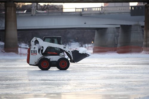 December 29, 2014 - 141229  -  The Forks River Trail is closed but crews are working Monday, December 29, 2014 to open it by Wednesday. . John Woods / Winnipeg Free Press