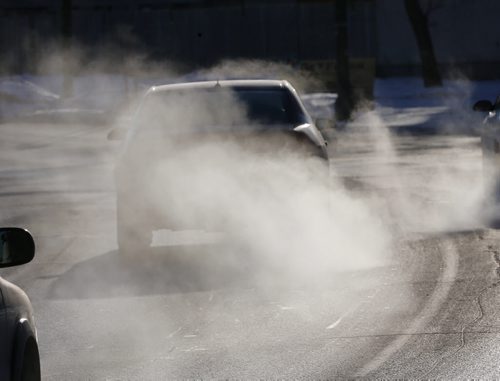 Stdup . -26 Cold Very Cold ,exhaust fog and a low sun makes for poor visibilty at intersection like Sherbrook St. at  Cumberland Ave.  Dec. 30 2014 / KEN GIGLIOTTI / WINNIPEG FREE PRESS