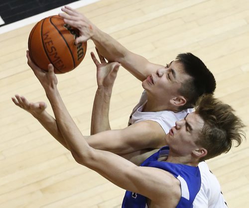 December 30, 2014 - 141230  - Oak Park Raiders' Wyatt Tait (6) fights for the rebound with Garden City Fighting Gophers' Trezon Morcilla (9)  in the high school final game in the Wesmen Classic at the University of Winnipeg Tuesday, December 30, 2014.  John Woods / Winnipeg Free Press