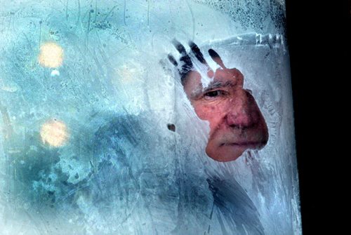 WAYNE GLOWACKI/WINNIPEG FREE PRESS Joe Judge keeps an eye out for his bus in the frosted up bus shelter on Main street by the Winnipeg City Hall on a cold  Monday morning. Jason Bell weather story   Jan. 4 2004