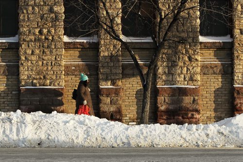 A cold walk in the Exchange District as temperatures are expected to drop over the course of the day.  150106 January 06, 2015 Mike Deal / Winnipeg Free Press