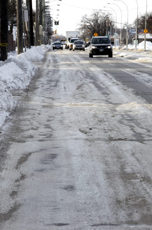 A snow packed bumpy lane on east bound Ness Ave.  For story on Mayor Bowman's criticism of the recent street snow removal job.  Wayne Glowacki Winnipeg Free Press Jan. 7  2015