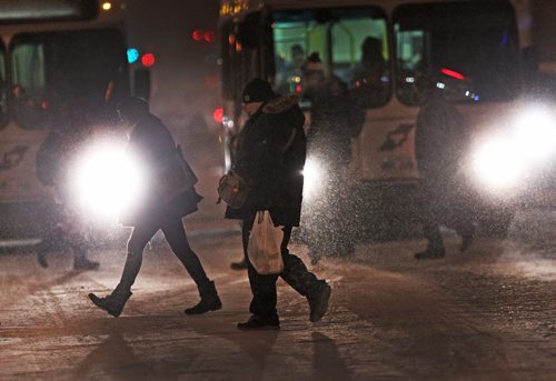 Blustery Morning Pedestrians scramble across a blustery snow covered Portage Ave Thursday morning during the morning commute -Standup Photo- Jan 08, 2015   (JOE BRYKSA / WINNIPEG FREE PRESS)
