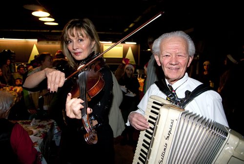 JOHN JOHNSTON / WINNIPEG FREE PRESS  Social Page for January 3rd, 2015  (L-R) Providing some Christmas Music -Daria Watkin and Bjarne ÄúOzzieÄù Aasland