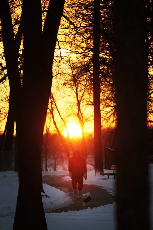 January 11, 2015 - 150111  -  The sun sets over Kildonan Park Sunday, January 11, 2015. John Woods / Winnipeg Free Press