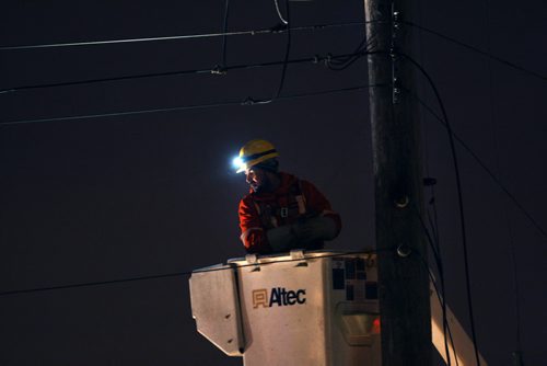 Dark Work-Manitoba Hydro crews busy this morning on Higgins Ave between Waterfront Drive and Annabella St- Police have east bound traffic closed on Higgins as workers repair lines caused by a mva into a power pole last night- West bound traffic is unaffected- Standup Photo- Jan 14, 2015   (JOE BRYKSA / WINNIPEG FREE PRESS)