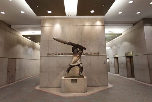 Ent.   The sculpture of Tom Lamb in the lobby of Richardson Building at Portage and Main by artist Leo Mol. Leo would be 100 this week. Wayne Glowacki / Winnipeg Free Press ¤Jan. 14 2015