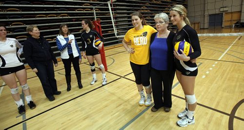 Donna Dawson poses with a pair of setters with the current Uof M Bisons Women's Volleyball team. Sharon set for the 1970-71 University of Manitoba Bisonettes womens volleyball team that won the first ever official Canadian national championship. See Melissa Martin's story. January 14, 2015 - (Phil Hossack / Winnipeg Free Press)
