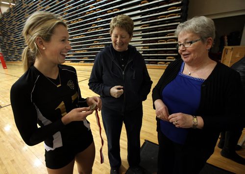 Current Uof M Bisons Women's Volleyball team member Brittany Habing checks out Donna Dawson's (right) Gold Medal  from the 1970-71 Canadian Championships. Fellow U of M Bisonette member Sharon Martin looks on (center) .  See Melissa Martin's story. January 14, 2015 - (Phil Hossack / Winnipeg Free Press)