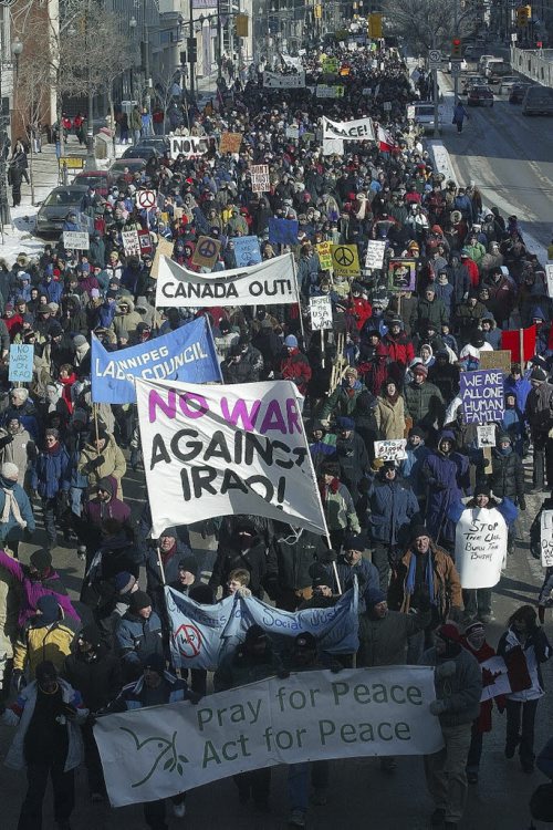 REFILED: ken gigliotti \ winnipeg free press \ feb  15 2003 No War Against Iraq Peace March - held in Winnipeg , starting at Wpg City Hall , marching  to the Manitoba Legislature , the group  organsing the march is  coalition of about 50 organisations , several thounsand people took part -in pic   thousands of protesters  on Portage Ave-kg