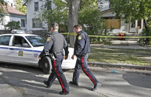 John Woods / Winnipeg Free Press / September 15/07- 070915  - Cops were called to 419 Manitoba (R) to investigate a possible homicide on Saturday September 15/07.